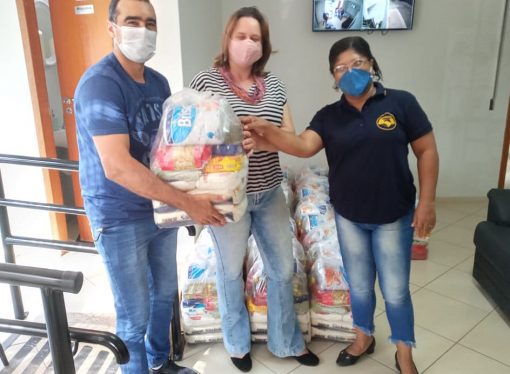 Sipros inicia entrega de cestas para profissionais da educação que ficaram sem contrato