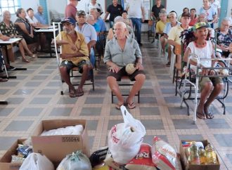 Diretoria entrega quase 200 kg de alimentos arrecadados no Arraiá Sipros, no Recanto dos Idosos